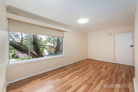 Spacious living - Photo 4