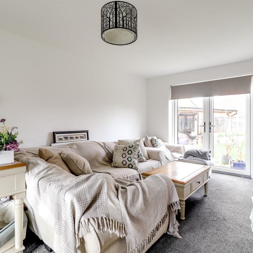 A 3 Bedroom House - Detached in Bishops Cleeve GL52 7ZX - Photo 1