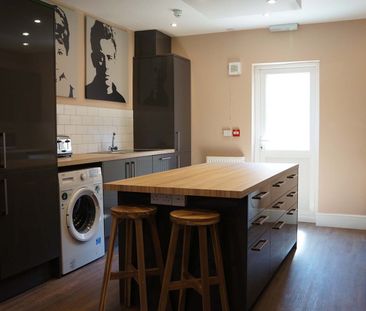 6 Bed Terraced House, Barrington Road, L15 - Photo 2