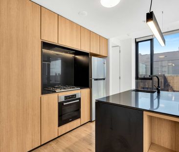 Modern & Stylish 2-Bedroom Apartment in Prime Adelaide CBD Location - Photo 5