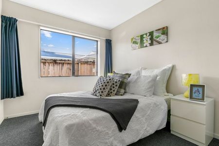 Sunny Single-Level Family Home - Ellerslie Comfort & Convenience - Photo 2