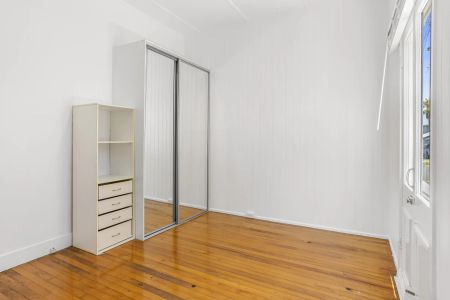 Freshly Updated Home with Outdoor Living & Low-Maintenance Appeal. 400 metres to the water front. Contact JULIE SYKES 0438 050 110 - Photo 4