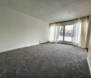 Bright 2-Bedroom Main Floor in Sunnyside – Prime Inner-City Location - Photo 3