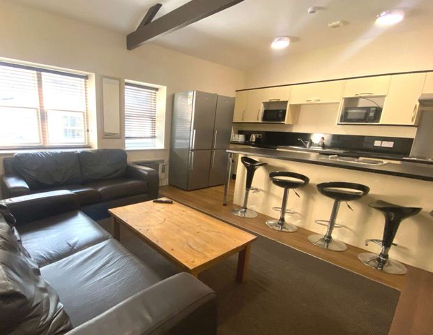 Lovely 6 bedroom city centre apartment located in the heart of the town! Room 6 - Photo 1