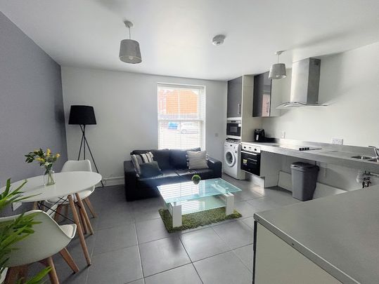 2 Bedrooms, 14 Willowbank Mews Flat 1 – Student Accommodation Coventry - Photo 1