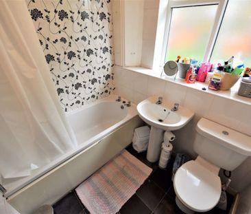 3 bedroom House in St Johns Close, Leeds - Photo 1