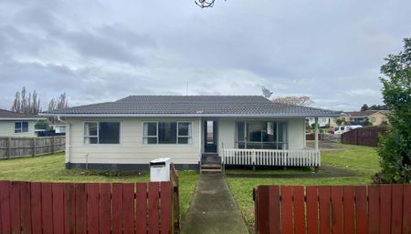 This tidy fully renovated home has 3 generous size bedrooms - Photo 3