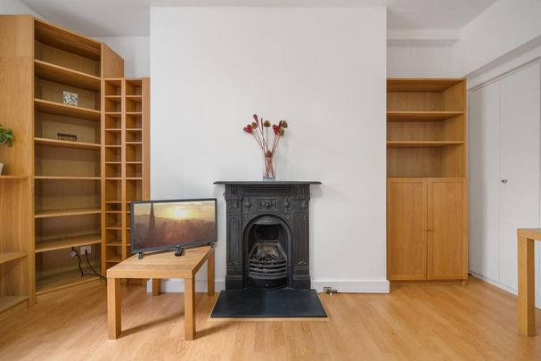 A spacious studio apartment set on the lower ground floor in Pimlico, London SW1V - Photo 1