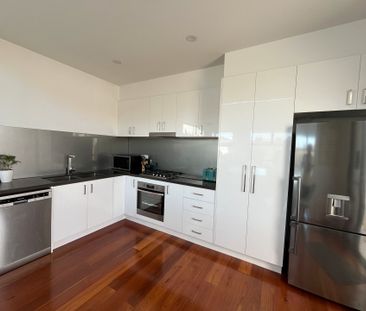 Prime Location: Cosy, Convenient, Bright, and Private Retreat! - Photo 4