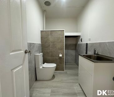 REAR Renovated Ultra-Modern 2 Bedrooms Home in Braybrook Location. - Photo 5