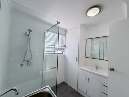 Top-Floor Apartment Opposite the Broadwater – Freshly Updated & Ready to Enjoy - Photo 5