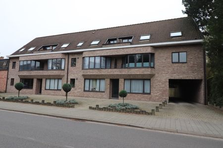 Een gerenoveerd appartement op de benedenverdieping rechts van de rechter ingang met terras en garage. - Foto 5