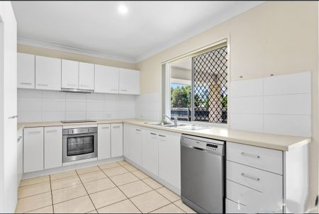 Four Bed Family Home ~ Backs onto Parkland! - Photo 4