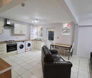 1 bedroom in a house share to rent - Photo 3