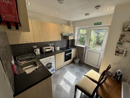 5 bedroom terraced house to rent - Photo 3