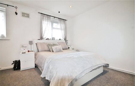 Pond Road, Egham, Surrey, TW20 8BG - Photo 2