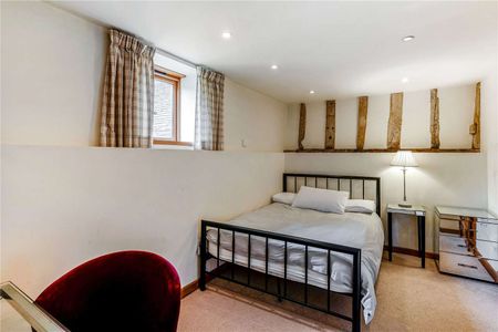 A spacious and attractive three bedroom barn conversion with views of the South Downs - Photo 4