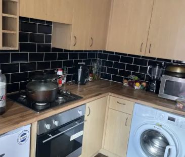 3 Bedroom, 1 Bathroom - Photo 3