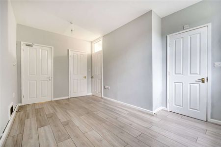 A one bedroom apartment to rent, available now having been refurbished within this converted period property in Reading's town centre, with parking being available. - Photo 2