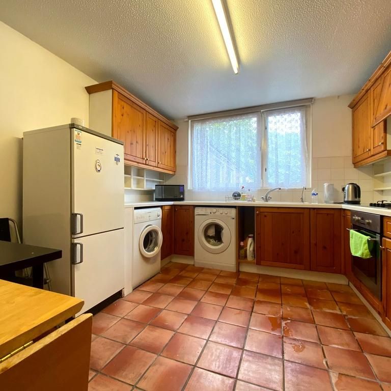 3 bedroom flat share to rent - Photo 1
