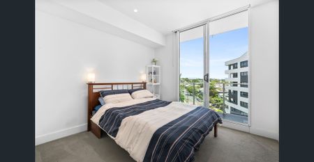 Modern, Light Filled Two Bedroom Apartment with Study & Exceptional Indoor-Outdoor Living - Photo 2