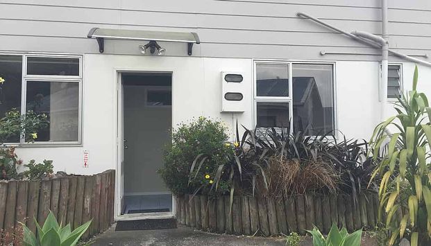 Downstairs Studio Flat in Sunnynook - Photo 1