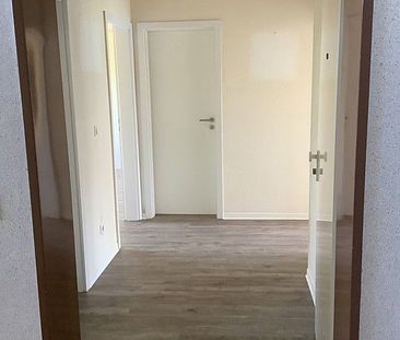 Individuelle 3-Zimmer-Wohnung mit neuem Design-Vinyl-Fußboden! - Foto 1