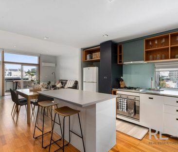 Architectural Masterpiece in St Kilda: Award-Winning Sustainable Li... - Photo 6
