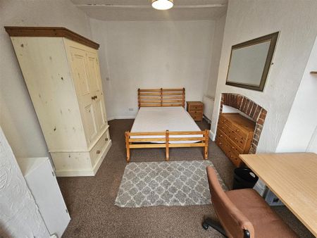 1 bedroom in a house share to rent - Photo 4