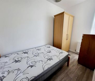 3 bedroom flat to rent - Photo 4
