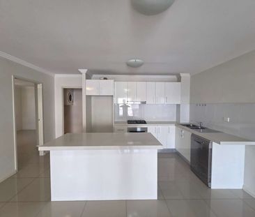 Luxury unit between Westfield & Station - Photo 6