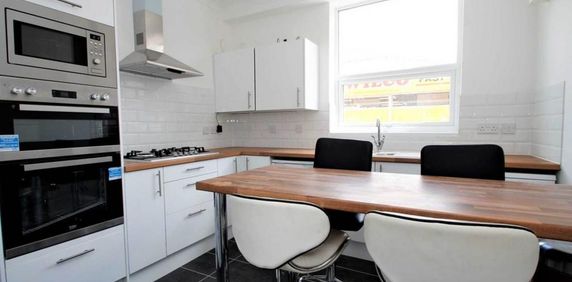 1 bedroom in a house share to rent - Photo 2