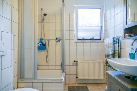 Mit Blick in die Ferne und Wohlfühlgarantie: Ideal geschnittene 3-Zimmer Wohnung mit Einzelgarage! - Foto 2