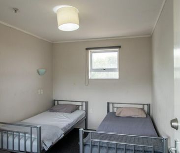 Tidy bedroom in shared housing! - Photo 2