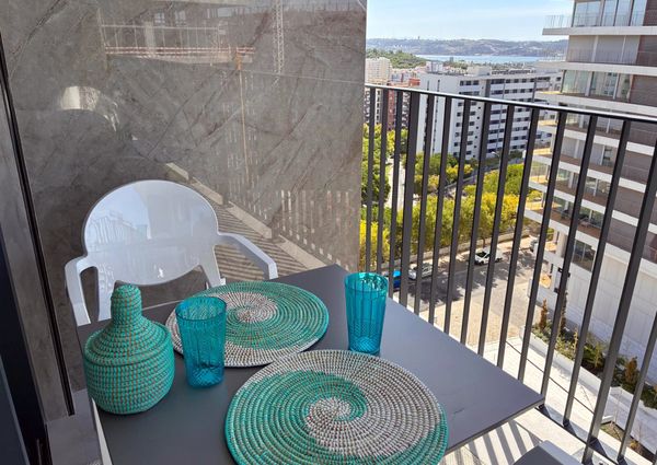 Apartamento T1 mobilado em Miraflores com Vista de Rio, a estrear