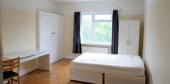 1 bedroom in a house share to rent - Photo 2