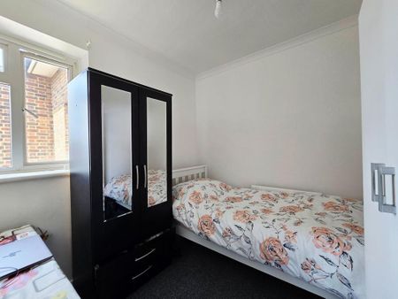 3 bedroom flat to rent - Photo 2