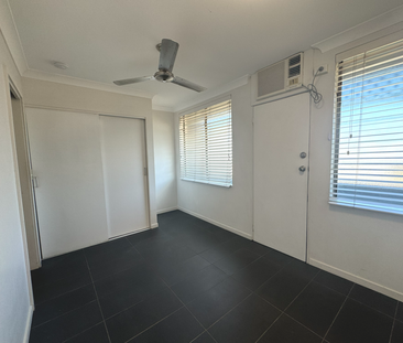 RENOVATED 1 BEDROOM IN QUIET COMPLEX - Photo 3