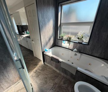 3 bedroom flat to rent - Photo 4