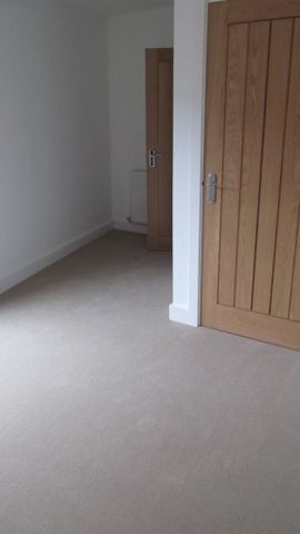 3 bedroom flat to rent - Photo 2