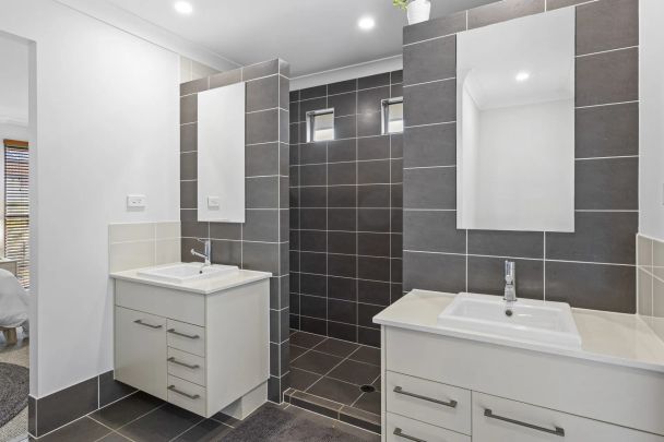 Spacious 4 Bedroom Double-Storey Family Home, Scarborough – 400m to the Beach. Contact Julie Sykes 0438 050 110 - Photo 1