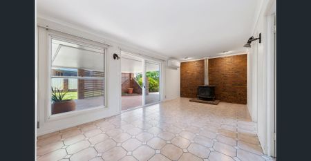 A charming low-set brick home - Photo 4