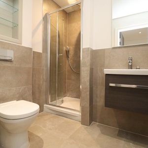 1 bedroom in a flat share to rent - Photo 2