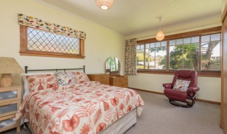 Character on Queen - Photo 5