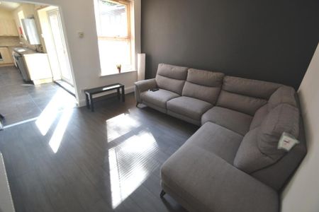 6 bedroom detached house to rent - Photo 5