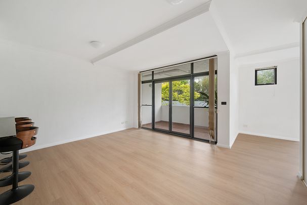 Oversized one-bedder with study or home office - Photo 1