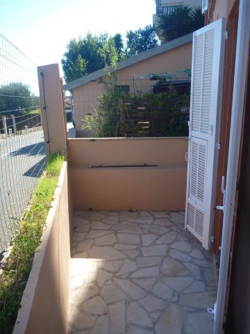Location Appartement 2 pièces 38m² ST LAURENT DU VAR 06700 - Photo 5