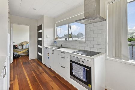 5 bedroom home in Mangere - Photo 3