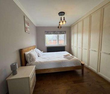 East Avenue, Heald Green, SK8 - Photo 6