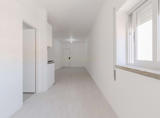 Porto de Mós - São João Baptista e São Pedro, Leiria District - Photo 1